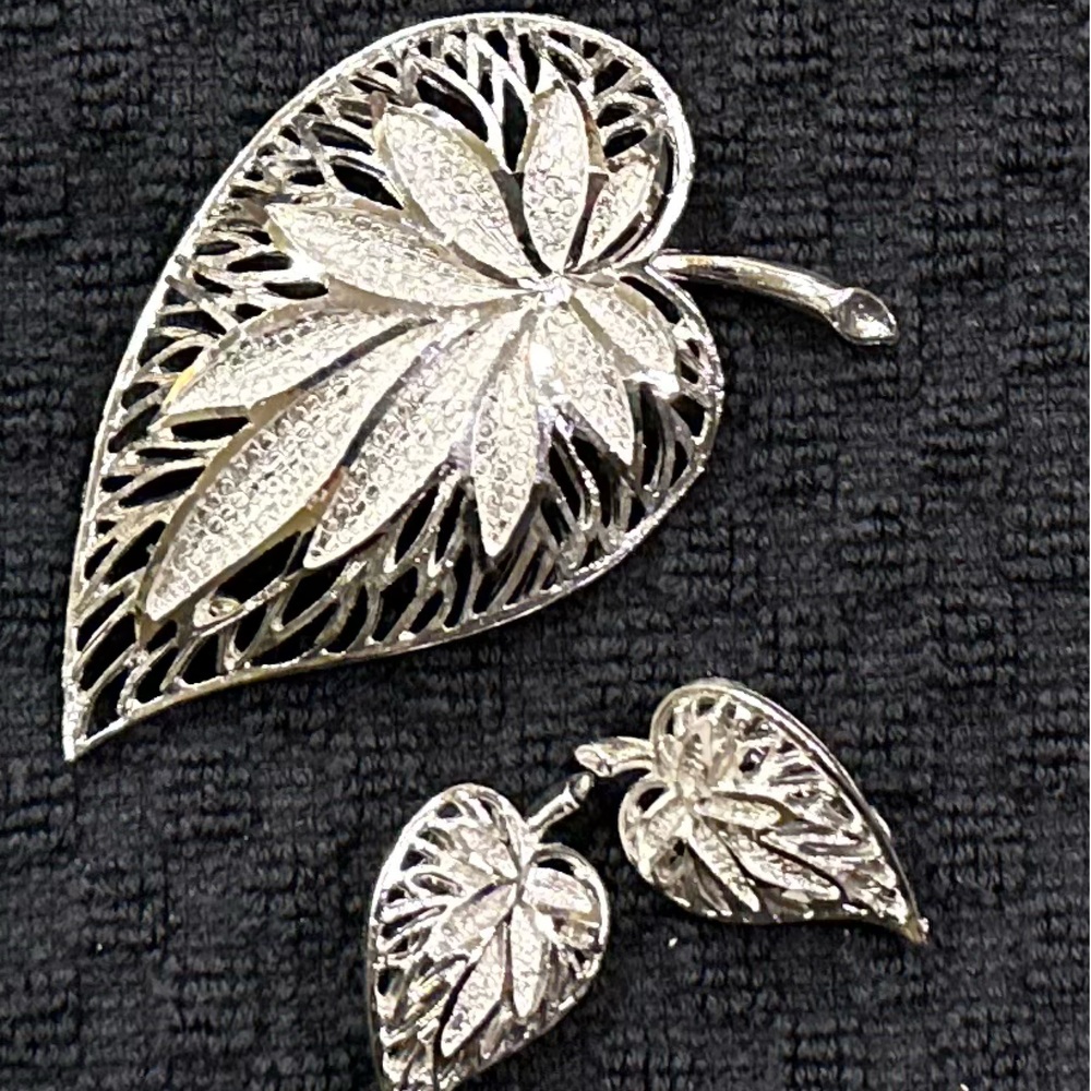 Vintage Coro Silver Textured Leaf Brooch and Clip On Earring Set - Picture 4 of 4